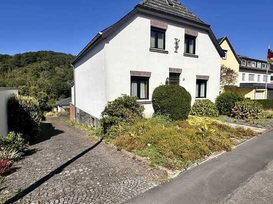 Platz für die ganze Familie: Sanierungsbedürftiges Einfamilienhaus mit Blick ins Grüne