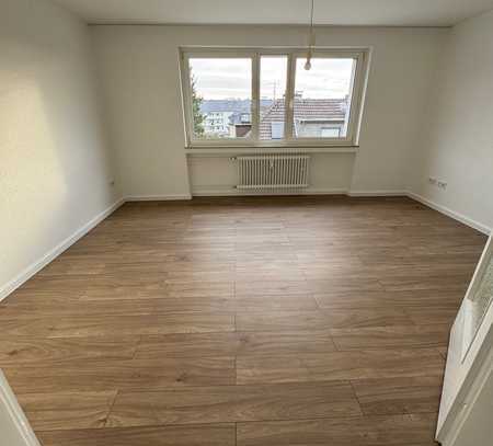 Erstbezug 2-Zimmer-Wohnung nach Kernsanierung mit Balkon