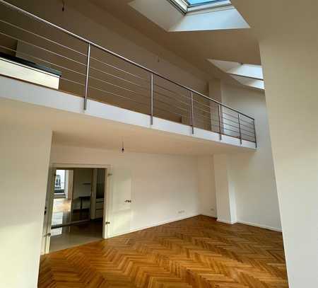 Exklusives Penthouse-Maisonette mit Galerie und Aufzug direkt in die Wohnung – Im Herzen von Köln