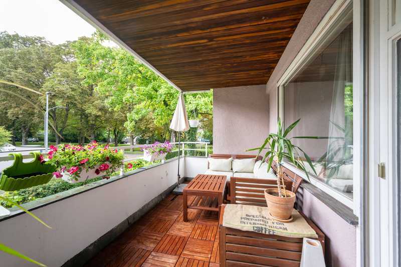 Attraktive, helle 3-Zimmer-Wohnung mit großer West-Loggia in ruhiger Wohnlage am Nymphenburger Kanal