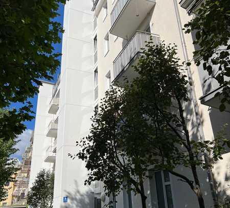 ILIEV IMMOBILIEN: Renovierungsbedürftige und helle 3-Zimmerwohnung in SCHWABING / Wartburgplatz