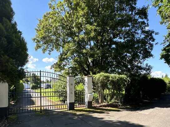 Herrschaftliche Villa im Soester Westen auf einem großzügigen Anwesen mit Garagen, Garten, Terrasse