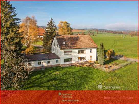 Wohnhaus mit vier Wohneinheiten, drei Garagen, Carport und viel Platz Drumherum