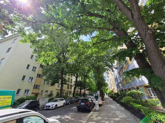 Helle große Altbau-Wohnung*moderne Küche*Stuckelemente*LIFT*Balkon*Garage