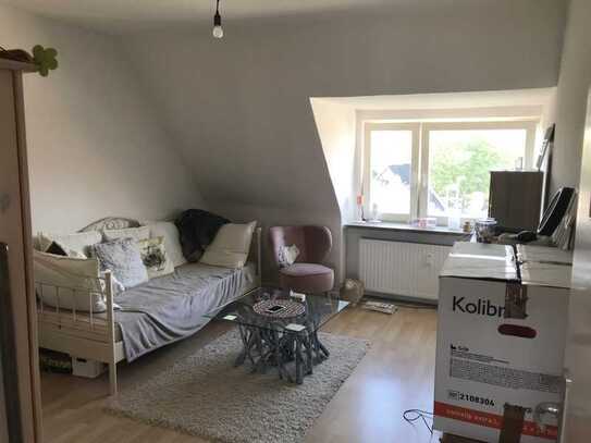 Gepflegte 2-Zimmer-DG-Wohnung mit Vollbad im Zentrum