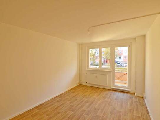 neu sanierte 3-Raum-Wohnung mit Dusche, Aufzug, Balkon und PKW-Stellplatz!Bezug ab 14.11.24 möglich!