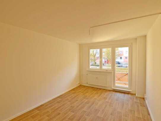 neu sanierte 3-Raum-Wohnung mit Dusche, Aufzug, Balkon und PKW-Stellplatz!Bezug ab 14.11.24 möglich!