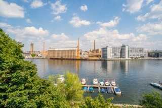 DACHGESCHOSS IN EINZIGARTIGER WASSERLAGE DIREKT AN DER SPREE