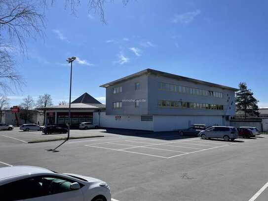 Büro- / Praxisräume in verkehrsgünstiger Lage in einem Dienstleistungsgebäude mit Parkplätzen