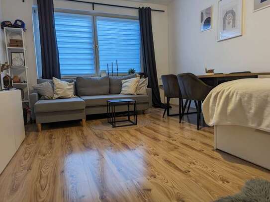 FÜR BERUFSTÄTIGE/PENDLER: TOP GESTYLT 1-Zimmer-Wohnung Laminat, neuwertiges DUSCHBAD +++