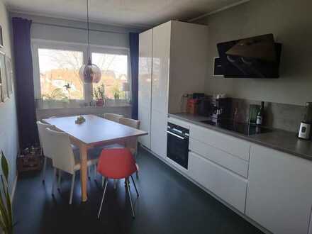 Hochwertig ausgestattete und schön geschnittene 3-Zimmer-Wohnung mit großem Balkon und EBK in Ketsch