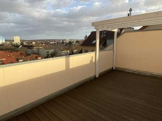 Ganz oben, ruhig, zentral und mit herrlicher Dachterrasse.