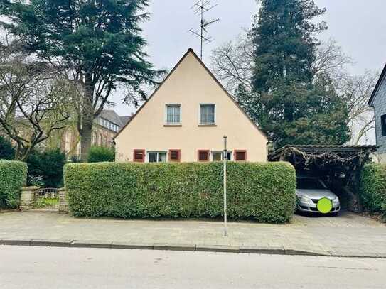 Freistehendes Einfamilienhaus mit Carport und schönem Garten in Duisburg-Homberg