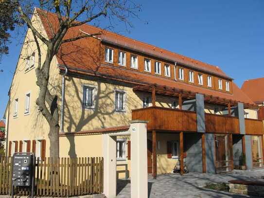 Ruhige und wunderschöne 3 Zimmer-Wohnung im sanierten Dreiseitenhof mit Gartenterrasse und Balkon