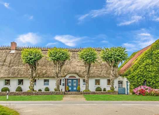 Historisches Reetdachhaus mit Obstgarten