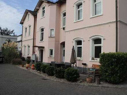 Modernisierte Wohnung mit vier Zimmern und Einbauküche in Wiesbaden