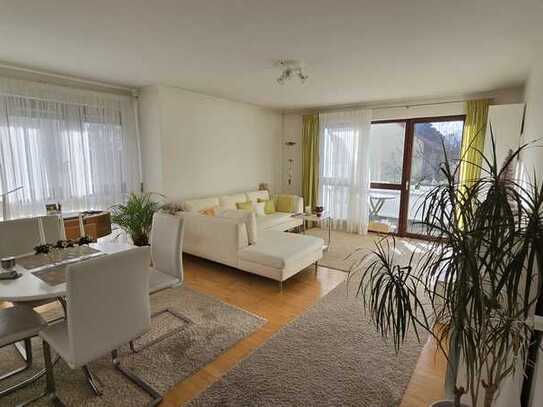 Bad Homburg-citynah! Helle 2 Zi Etw, 70 m² Wohnfl., gr. Süd/West Balkon,Tageslichtbad, EBK, PKW TG.