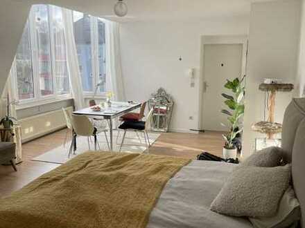 Stilvolle, geräumige und vollständig renovierte 1-Zimmer-Wohnung mit EBK in Mülheim, Köln