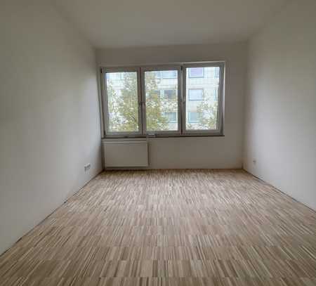 Helle 3,5-Zimmer-Wohnung 3. Stock 83 qm mit Balkon und EBK