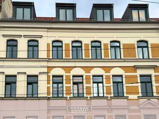 WG geeignet: Stilvolle Dachgeschosswohnung mit Einbauküche im historischem Altbau
