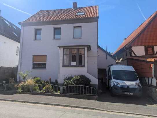 Schöne und modernisierte 3 Zimmer-Maisonette-Wohnung mit geh. Innenausstattung mit Balkon und EBK