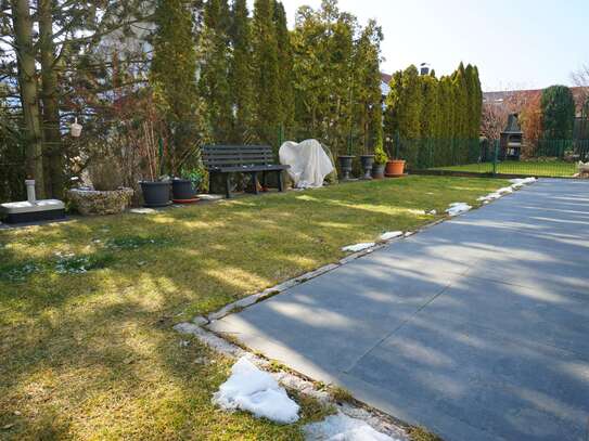 Hochwertige 4-Zimmer-Wohnung mit wunderbarem, sonnigem Garten in ruhiger, bevorzugter Wohnlage