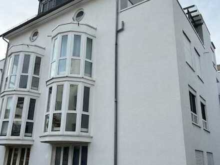 Schöne helle 2-Zimmer-Wohnung mit großzügigem Balkon