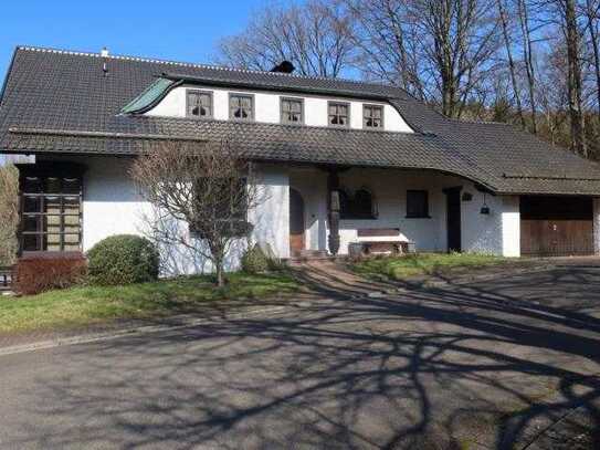 Schöne Landhaus-Villa in unverbaubarer Orts- und Waldrandlage von Homburg