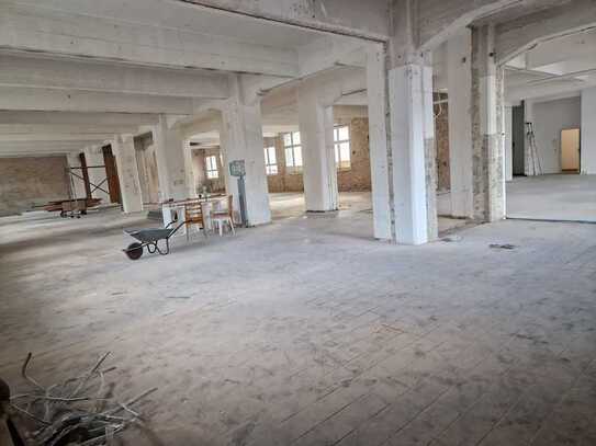 Hohe und helle Halle im EG mit Freifläche auf ruhigem Gewerbehof in Neukölln