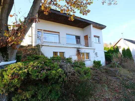 Idyllisches Wohnerlebnis ! 
Einfamilienhaus mit unverbaubarem Blick ins Grüne, am Feldrand von Heen