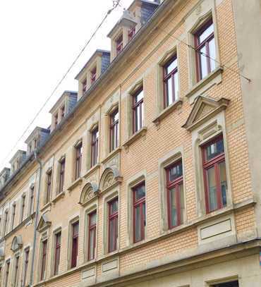 2-Zimmer-Dachgeschoss-Altbau-Wohnung mit großer Wohnküche