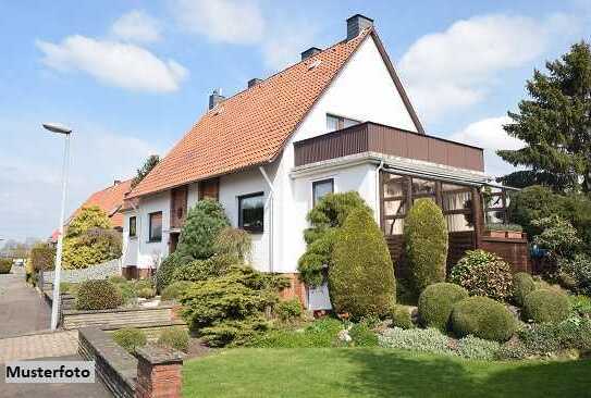 Freistehendes Einfamilienhaus mit Garten und Garagen