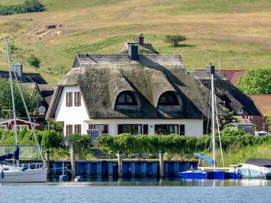 Direkte Wasserlage: Reethaus am Hafen