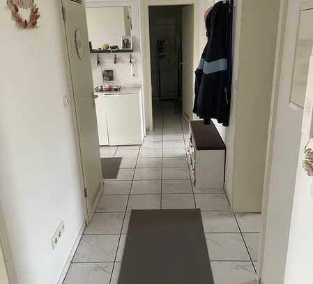 Vollständig renovierte Wohnung mit vier Zimmern und Balkon in Mannheim