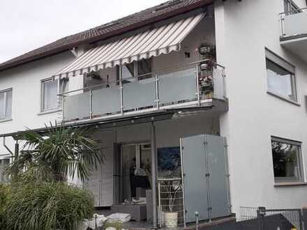 Modernisierte Wohnung mit vier Zimmern, Balkon, Garage und EBK in Karlstein