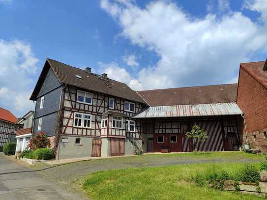 Sanierter Bauernhof mit Scheunen und Land in Ortsrandlage