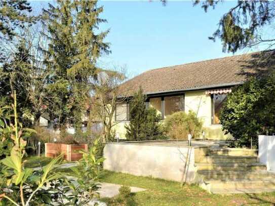 Bungalow in Burgwedel: Renovierungsbedürftiges Haus mit großzügigem Garten