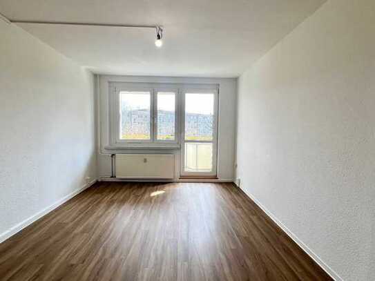 Reinkommen und Wohlfühlen: sofort bezugsfertige 2-Zimmerwohnung mit Balkon und Aufzug!