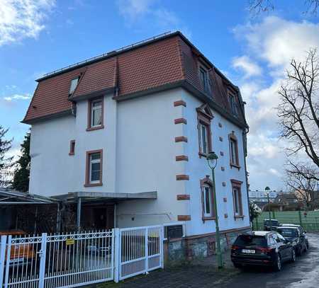 Geschmackvolle 2-Raum-Wohnung mit Balkon und Einbauküche in Frankfurt Eschersheim