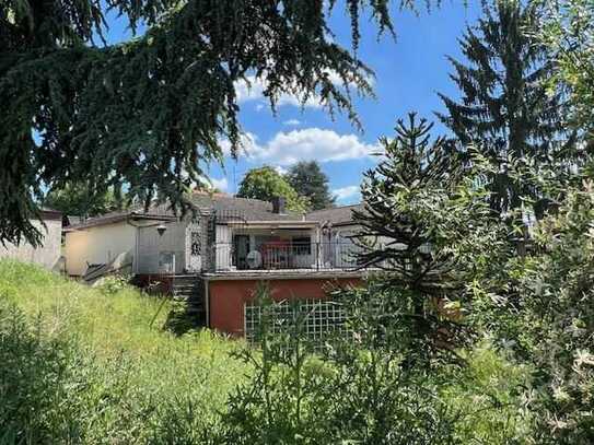 ***Bungalow mit ELW in bester Lage***renovierungsbedürftig