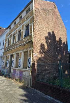 entkerntes Mehrfamilienhaus auf großem Grundstück aus Jahrhundertwende