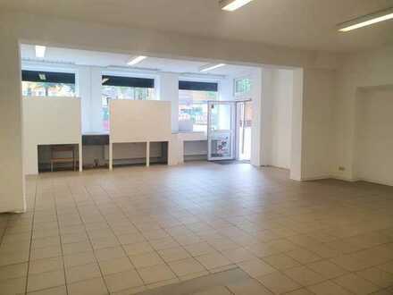 Frei: An Hauptstraße, im Erdgeschoß, mit Schaufenstern, in modernem Wohn-+Geschäftshaus!