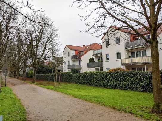 Stilvolle, gepflegte 3,5-Zimmer-Wohnung mit zwei Balkonen, Einbauküche, Tiefgarage und Waldrandlage