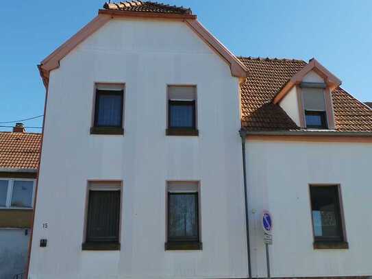 Sanierungsbedürftiges Wohnhaus mit potential, hier können sich Handwerker verwirklichen