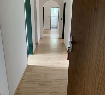 Erstbezug nach Sanierung mit Balkon: stilvolle 4-Zimmer-Wohnung in Ebersberg