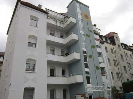 Modernisierte 4-Zimmer-Wohnung mit Balkon und Einbauküche in Nürnberg