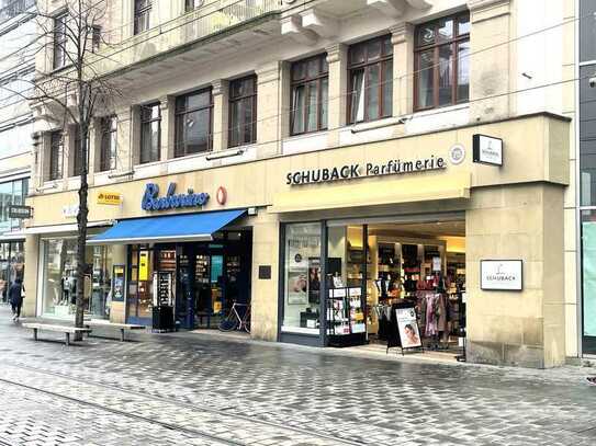 Laden in Fußgängerzone Breite Straße mit Spitzenfrequenz