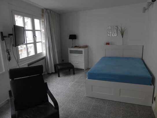 1 Zimmer-Balkon-Appartement mit sep. Küche, möbliert !