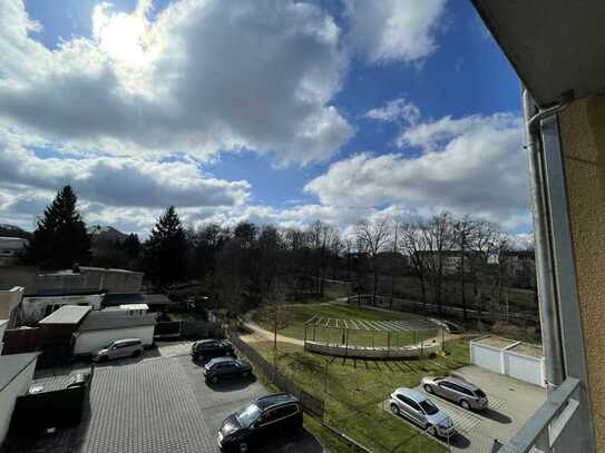 großzügige und moderne 4 Raum-Whg. mit Südbalkon