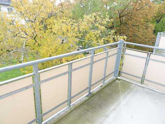 Frei ab 1.5.25 ! Am Heimgarten ! 2.OG, Wanne, Balkon u. Laminat
